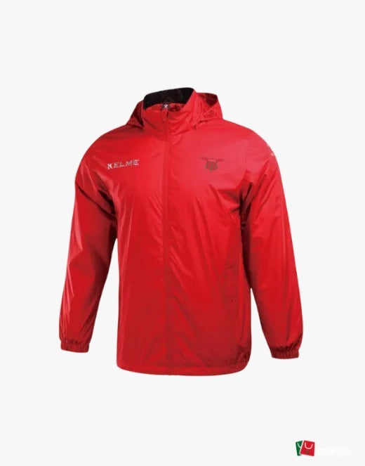 Campera de lluvia roja, Boston River